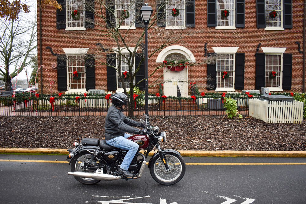 2025 Benelli Imperiale 400 city riding