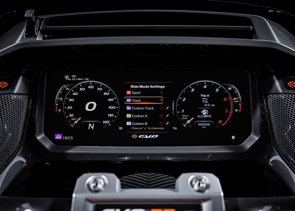 2025 Harley-Davidson CVO Road Glide RR infotainment center
